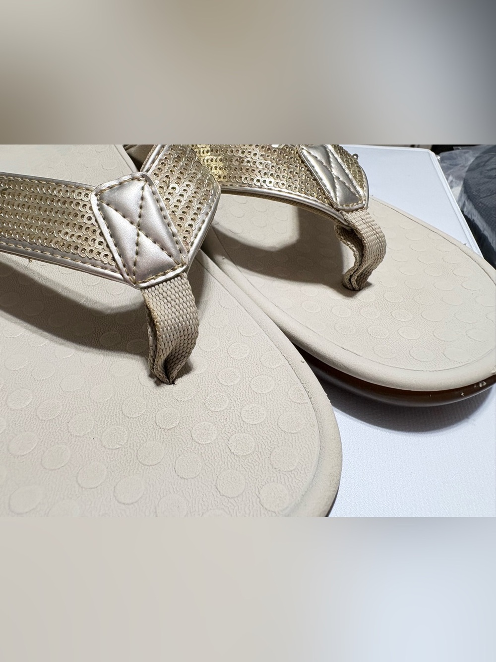New Vionic Women's Tide Gold Sequined Orthotic Thong Sandals - Size 8 - Picture 5 of 16